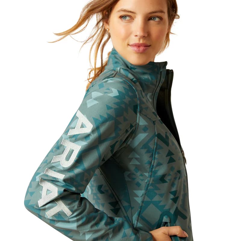 Chamarra Softshell Ariat con Estampado Pinewood