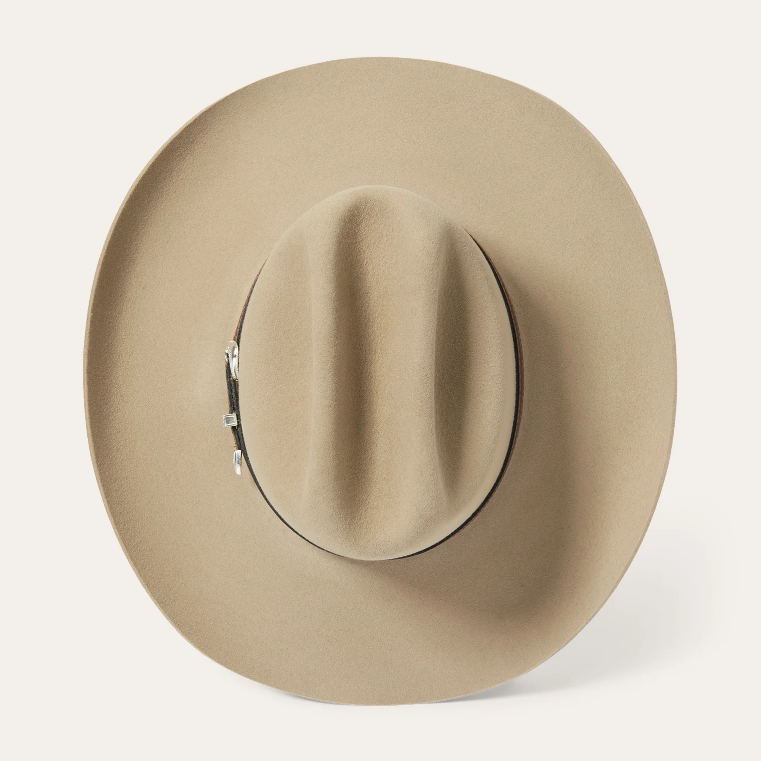 Sombrero Marshall 4X, hecho a mano en EE. UU., con banda de cuero y hebilla plateada. Incluye caja Stetson. Estilo vaquero con calidad y confort.