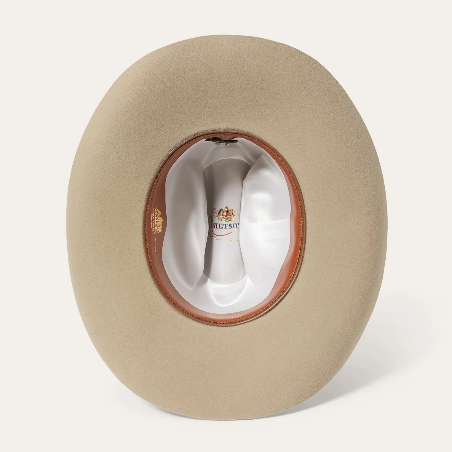 Sombrero Marshall 4X, hecho a mano en EE. UU., con banda de cuero y hebilla plateada. Incluye caja Stetson. Estilo vaquero con calidad y confort.