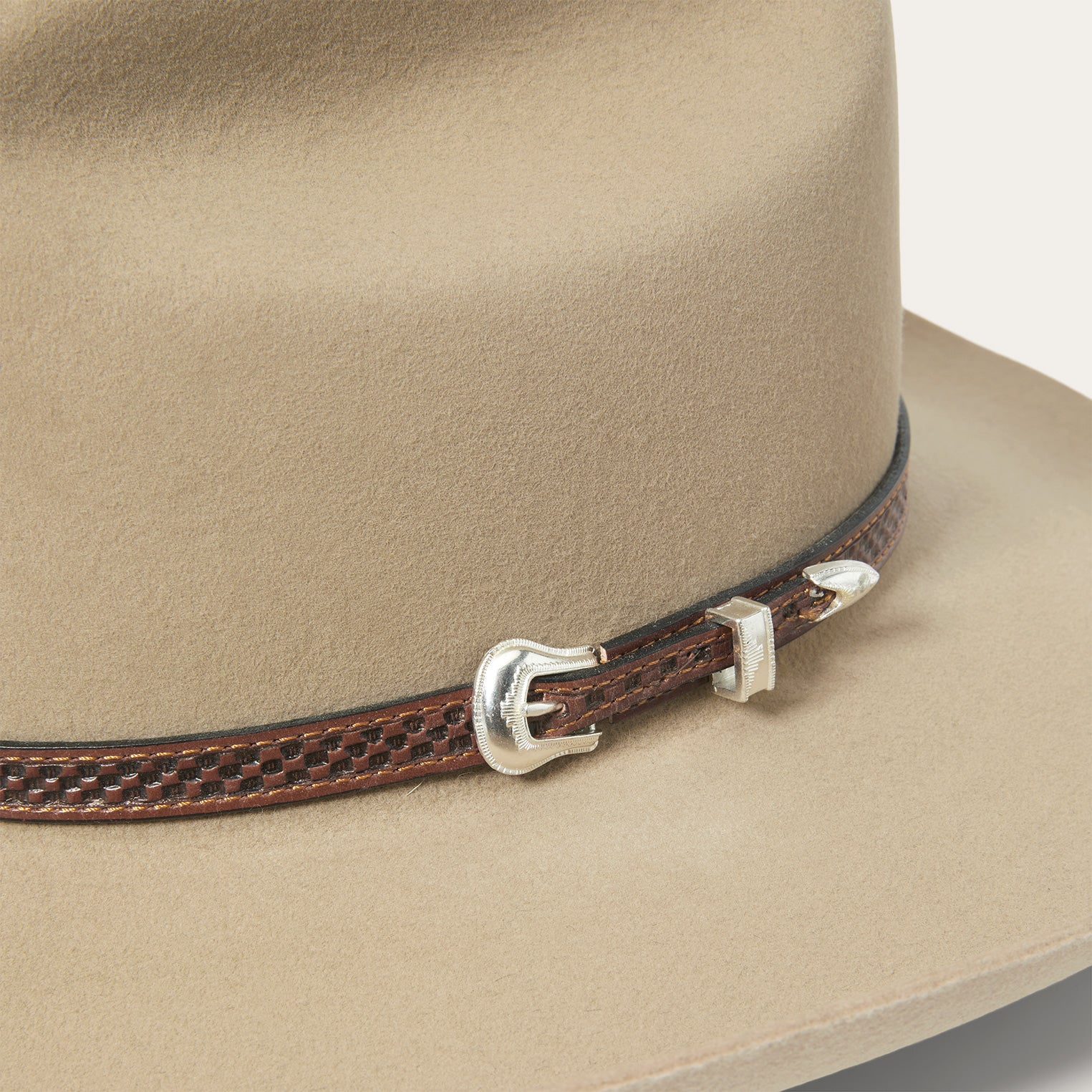 Sombrero Marshall 4X, hecho a mano en EE. UU., con banda de cuero y hebilla plateada. Incluye caja Stetson. Estilo vaquero con calidad y confort.
